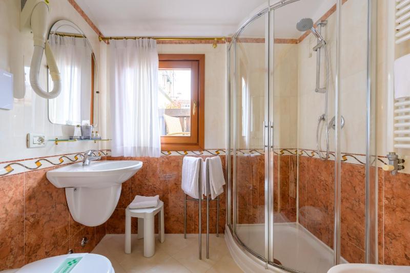 Classic Double Room image 3