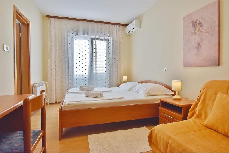 Double Room with Balcony and Sea View image 3