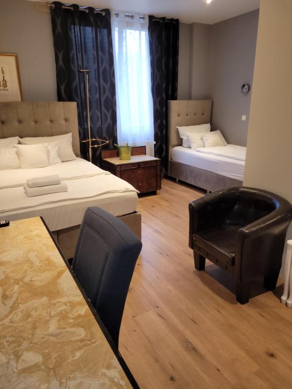 Twin Room image 4