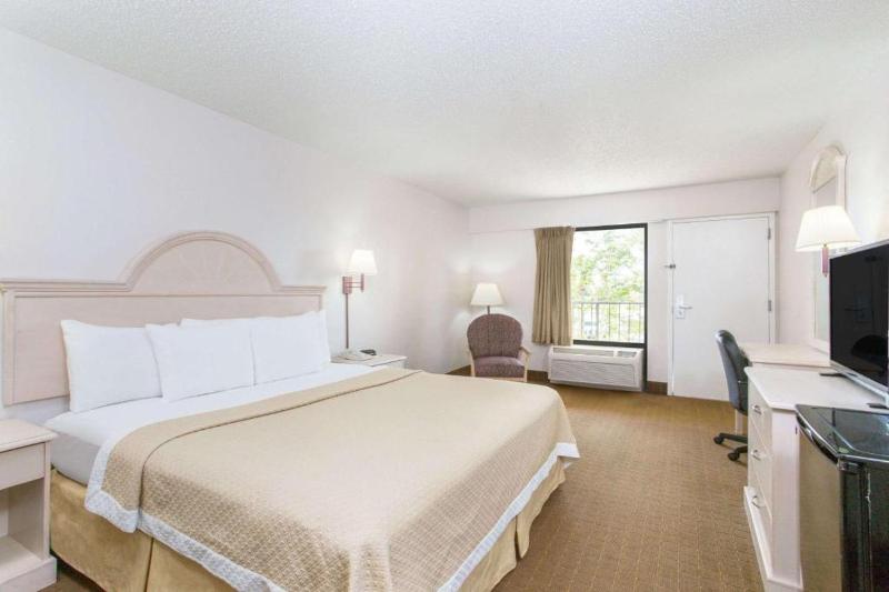 Days Inn & Suites by Wyndham Navarre - near Beaches/Hurlburt - image 17