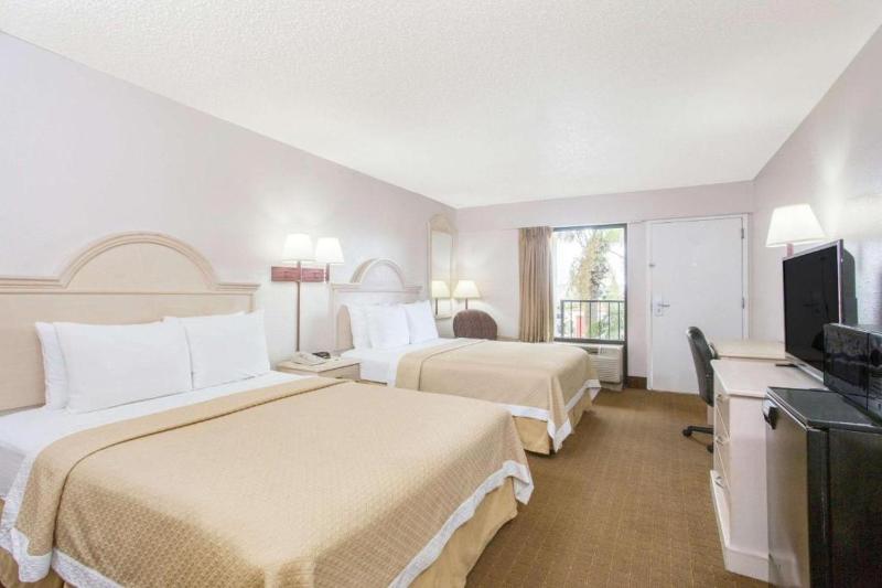 Queen Room with Two Queen Beds - Non-Smoking image 3