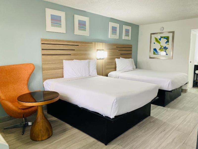 Quadruple Room with Two Queen Beds - Non Smoking image 2