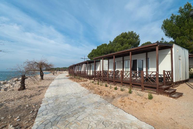 Premium Beach Two-Bedroom Mobile Home with Terrace and Sea View image 4