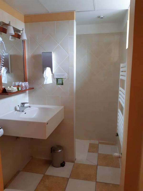 Standard Twin Room image 3