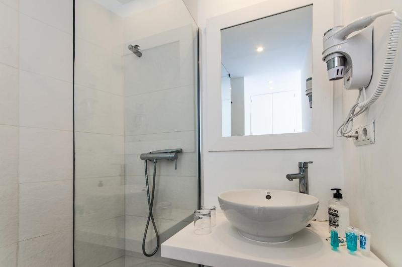 Superior Double Room with Sea View image 3