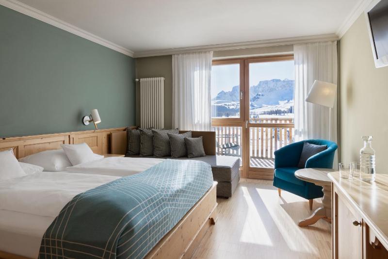 Superior Double Room with Balcony and Mountain View image 1