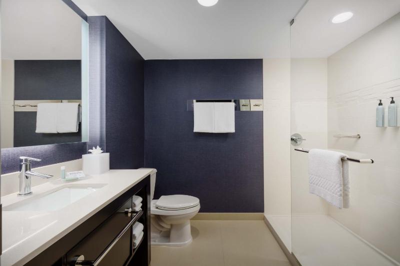One-Bedroom Suite with Two Queen Beds and Sofa Bed image 3