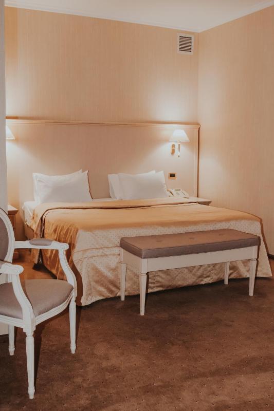 Deluxe Queen Room image 1