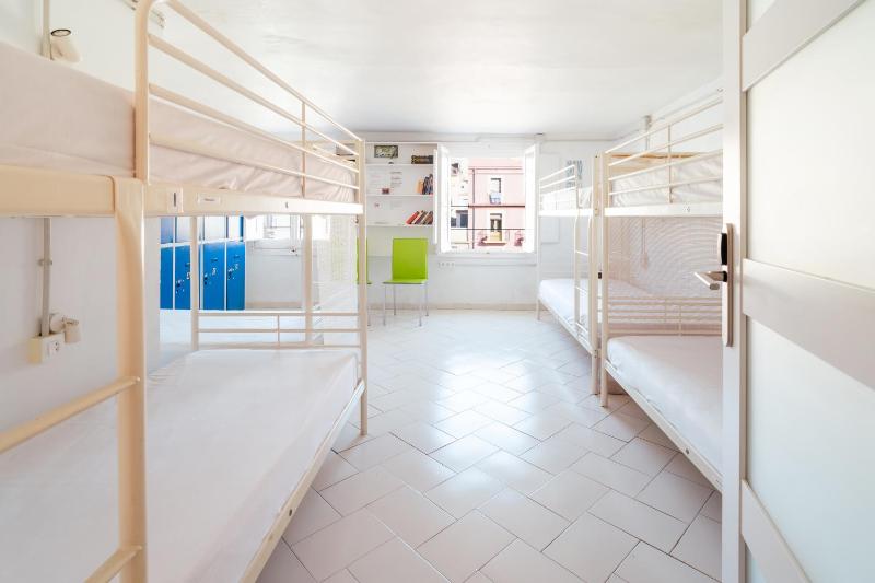 Bed in 8-Bed Dormitory Room image 1