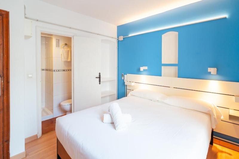 Double Room image 3