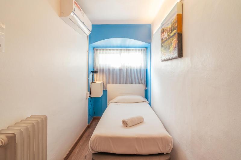 Single Room with Private Bathroom image 3