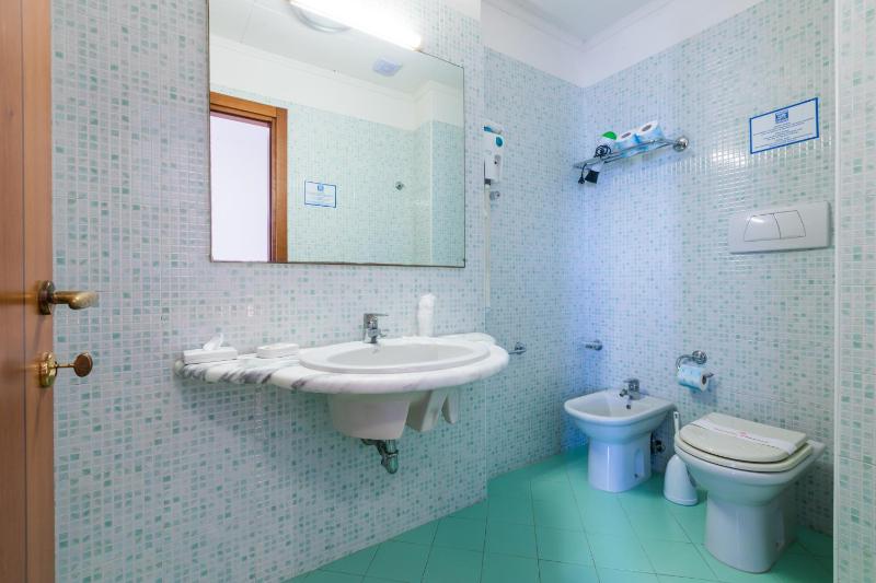 Double Room with Balcony image 4