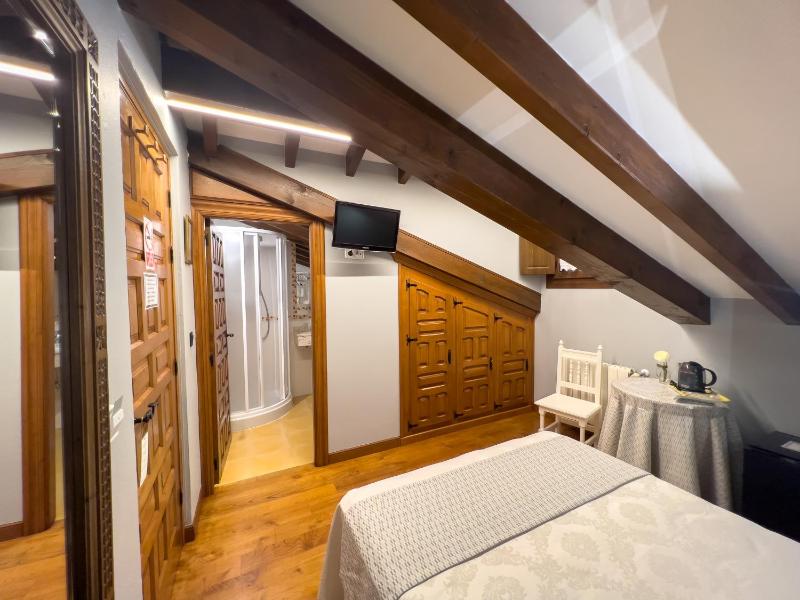 Budget Double Room Attic image 4