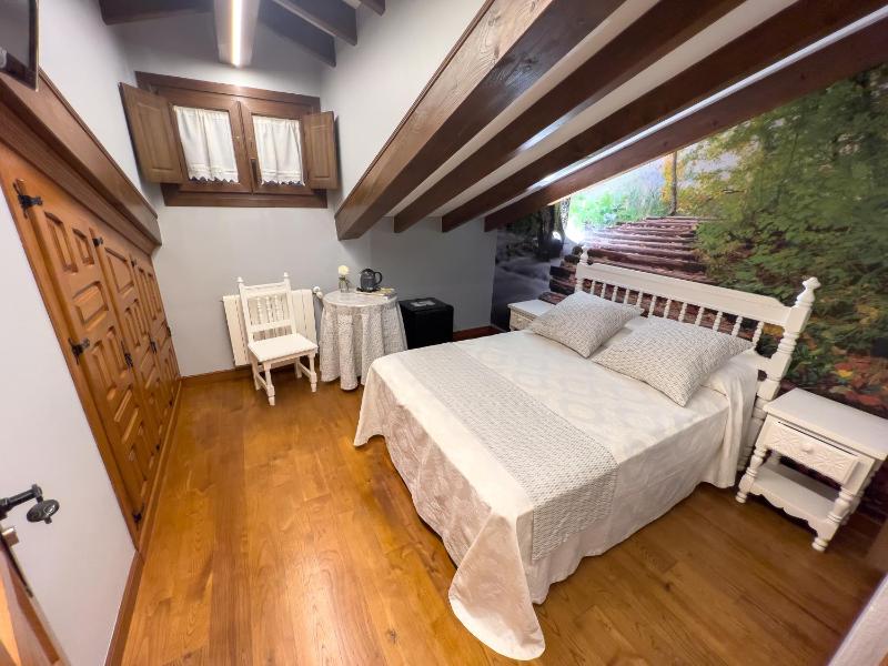 Budget Double Room Attic image 3
