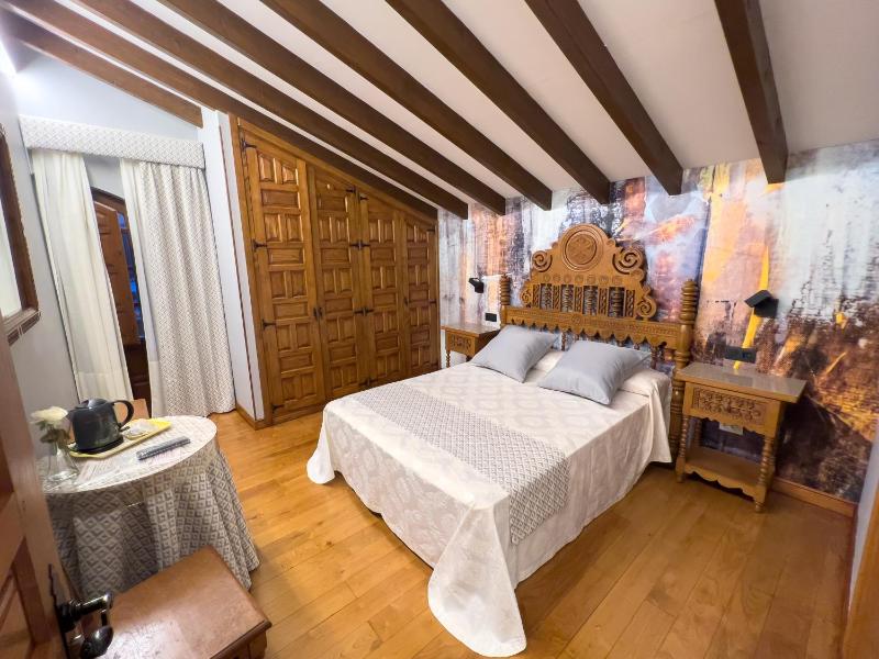 Double or Twin Room image 3