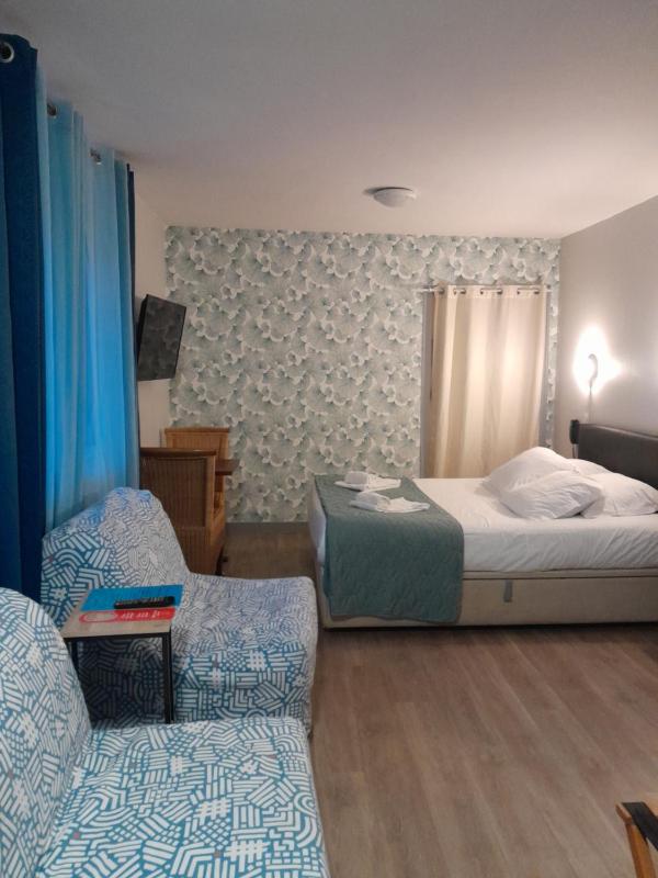 Family Room image 3