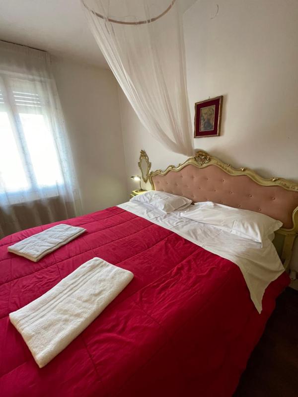 Queen Room with Shared Bathroom image 2