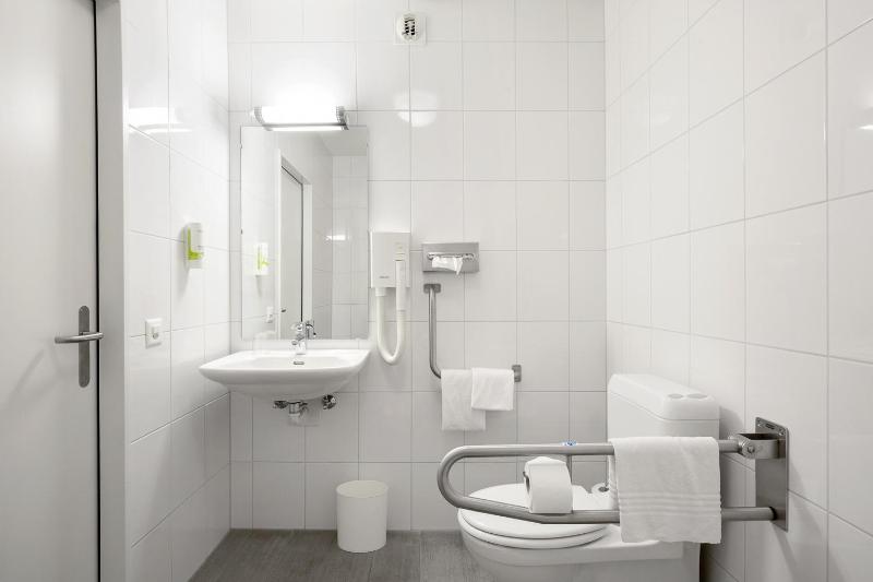 Wheelchair Accessible Room with One Double Bed image 3