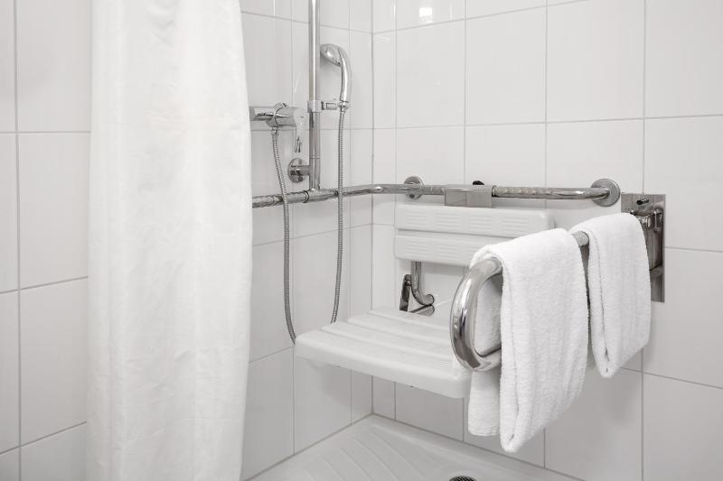 Wheelchair Accessible Room with One Double Bed image 2