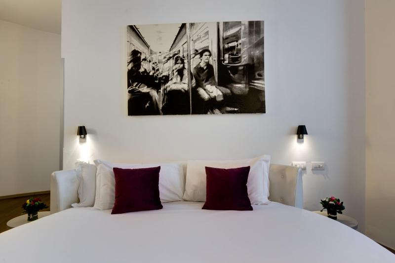 Deluxe Round Bed image 3