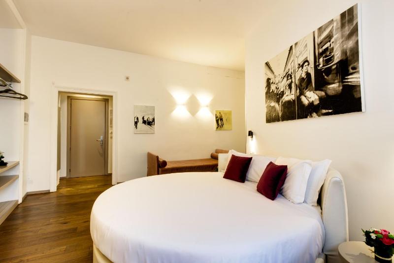 Deluxe Round Bed image 4