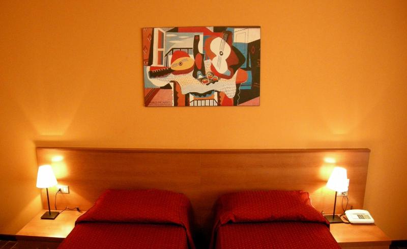 Twin Room image 4