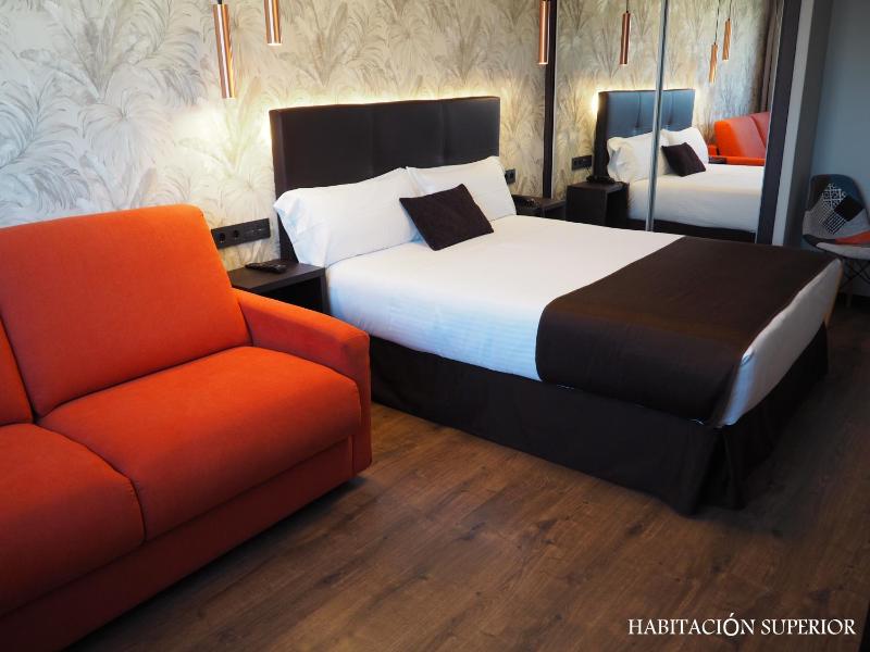 Superior Double or Twin Room with Extra Bed image 4