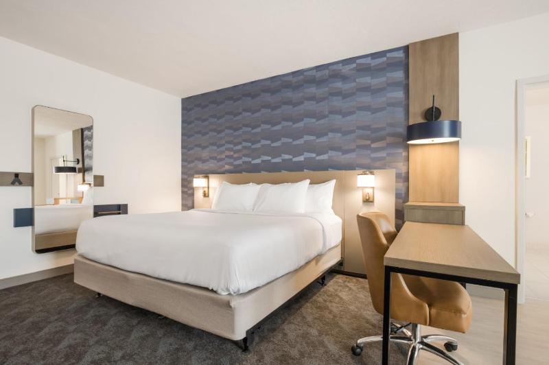 King Suite with Sofabed - Accessible/Non Smoking/No Pets Allowed image 4