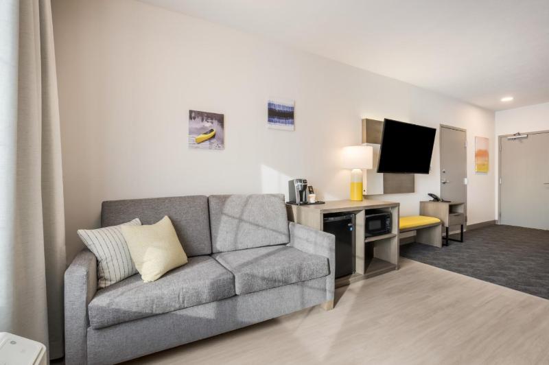 King Suite with Sofabed - Accessible/Non Smoking/No Pets Allowed image 3