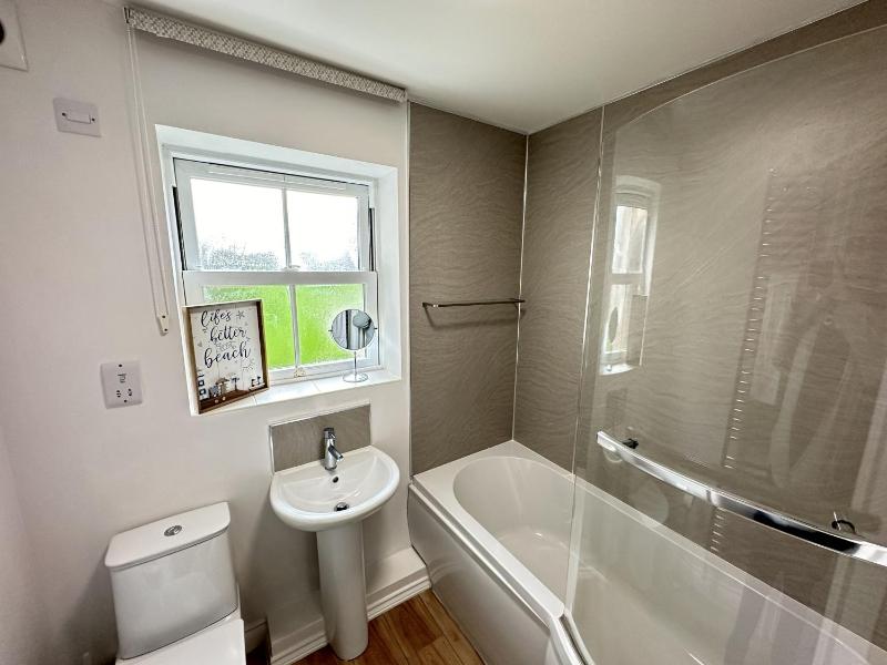 Casa Crusoe - Part of the The Bay Filey Holiday Village with pool gym and direct beach access pub restaurant tennis and meadows walks - image 43