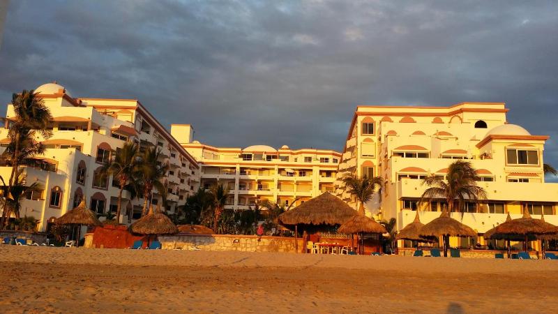Maz4you Beachfront Condo - image 1