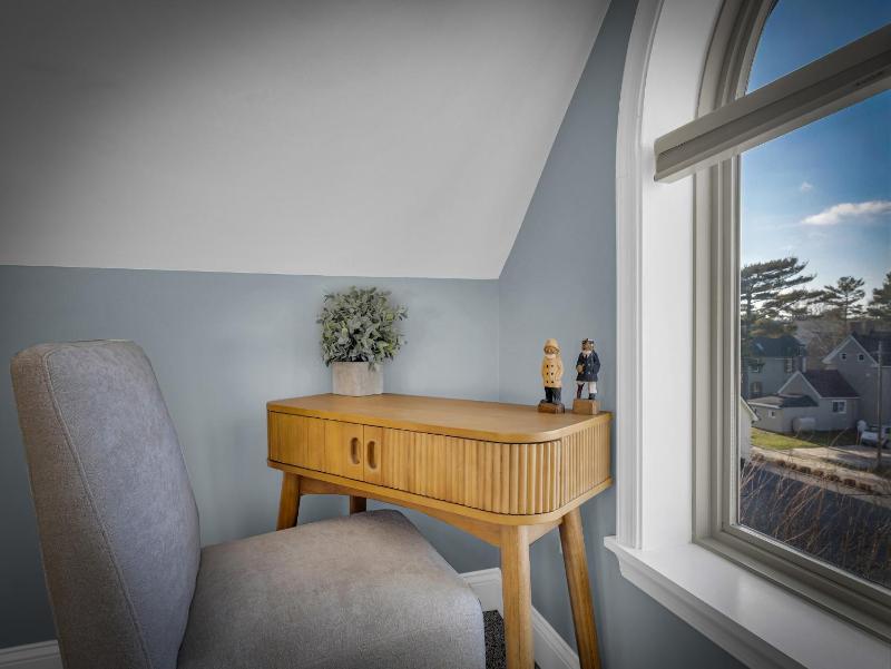 Standard King Room image 3