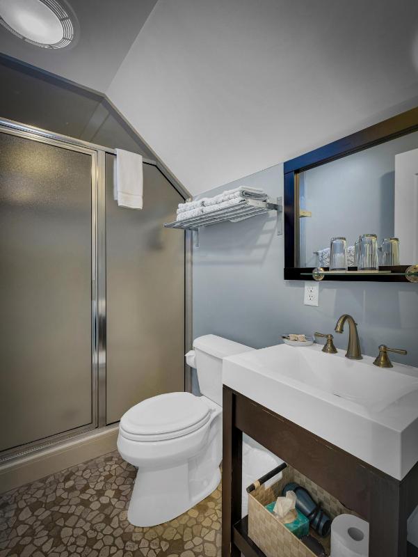 Standard King Room image 2