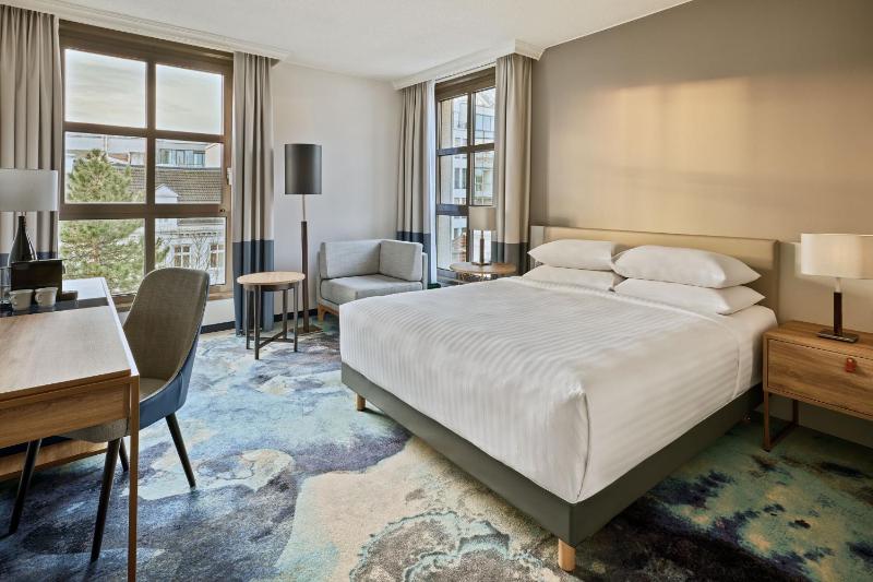 Deluxe Room, Guest room, 1 King image 3