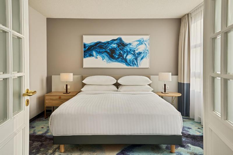 Junior Suite with King Bed and Sofa Bed - Lounge Access image 1
