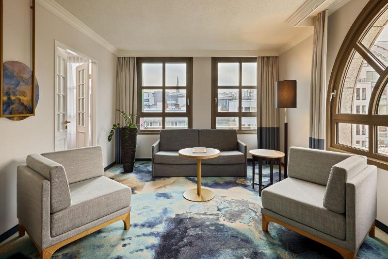 Junior Suite with King Bed and Sofa Bed - Lounge Access image 4