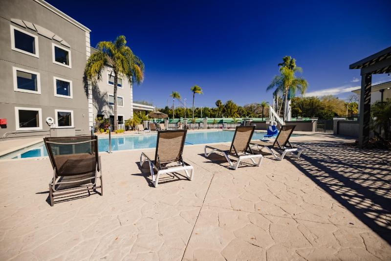 La Quinta Inn & Suites by Wyndham Tampa-Near Busch Gardens - image 4