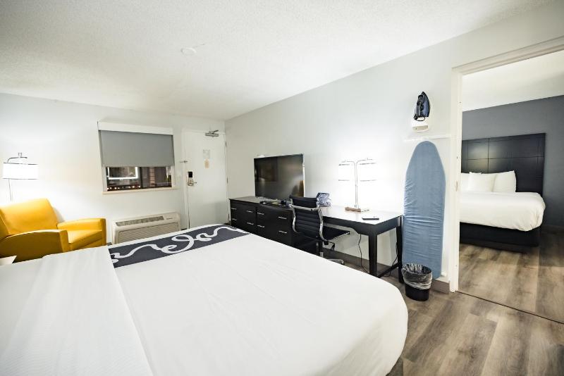 La Quinta Inn & Suites by Wyndham Tampa-Near Busch Gardens - image 17