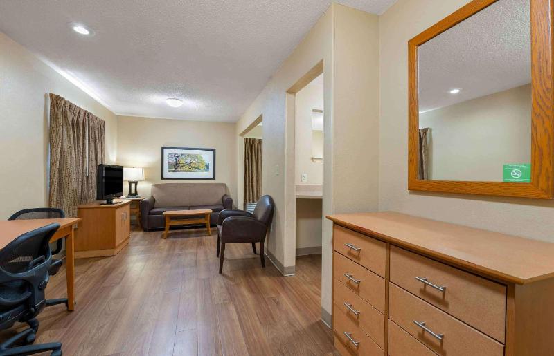 Deluxe Studio with 1 Queen Bed - Non-Smoking image 4