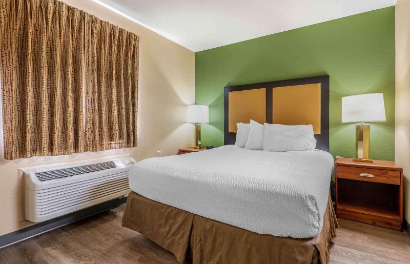 Deluxe Studio with 1 Queen Bed - Non-Smoking image 1