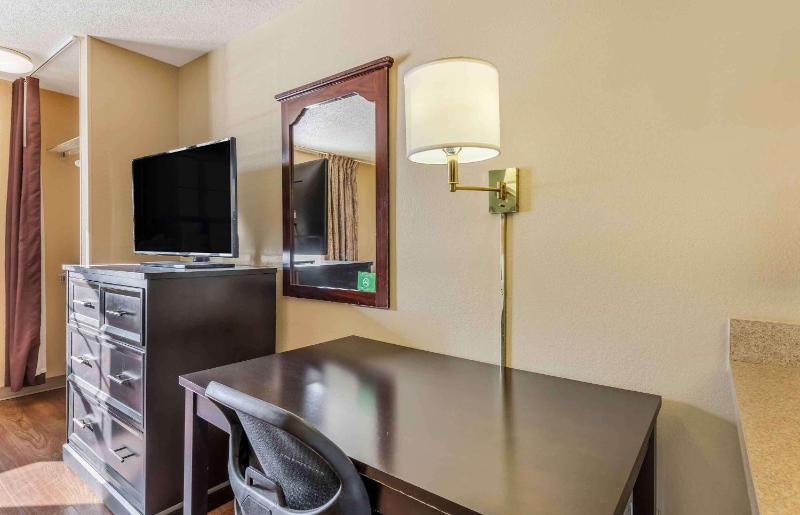 Queen studio with 1 Queen Bed - Disability Access/Non-Smoking image 3