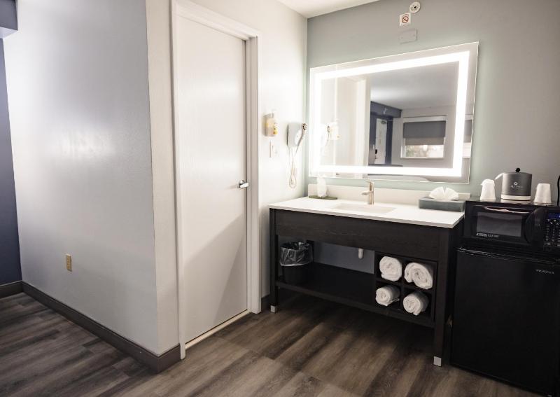 La Quinta Inn & Suites by Wyndham Tampa-Near Busch Gardens - image 45