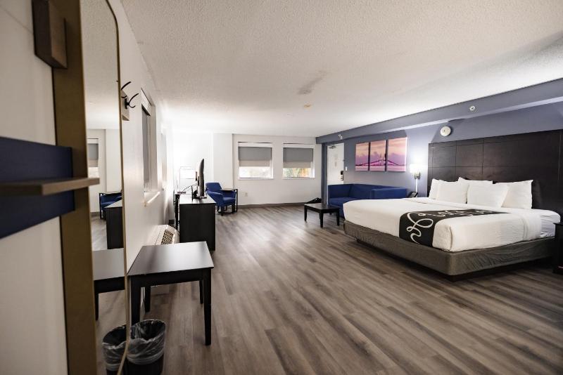 La Quinta Inn & Suites by Wyndham Tampa-Near Busch Gardens - image 9