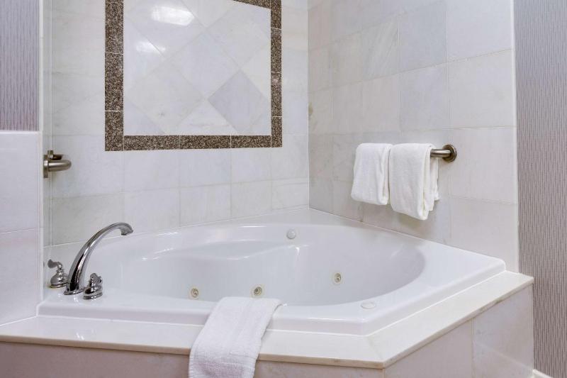 Deluxe King Room with Spa Bath image 2