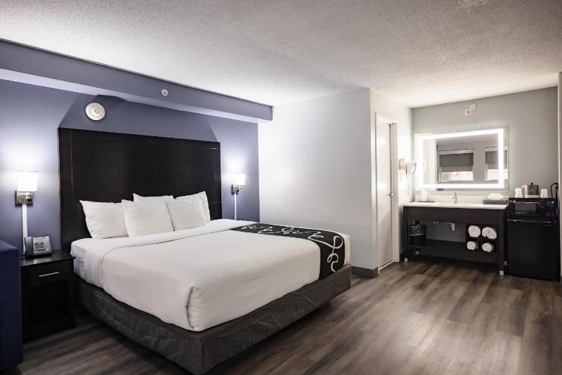 La Quinta Inn & Suites by Wyndham Tampa-Near Busch Gardens - image 48