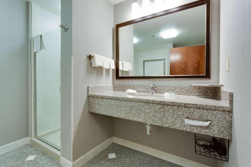 Deluxe King Room with Spa Bath image 3