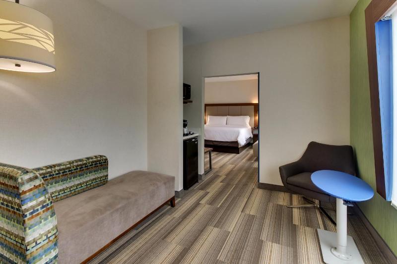 Standard King Room with Extra Space image 2