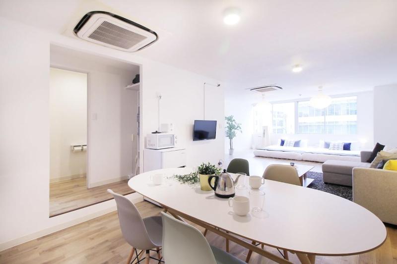 b hotel Nikke - 2BR Apt for 10ppl near Hondori Shopping - image 10