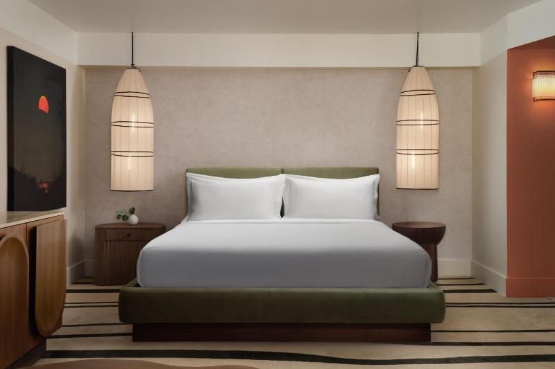 Deluxe King Room with Balcony and Partial Ocean View image 4