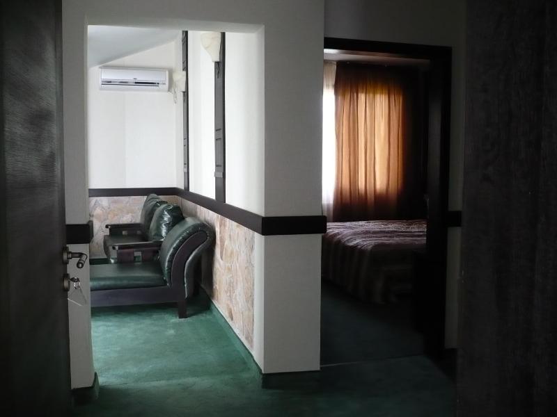 One-Bedroom Apartment image 2